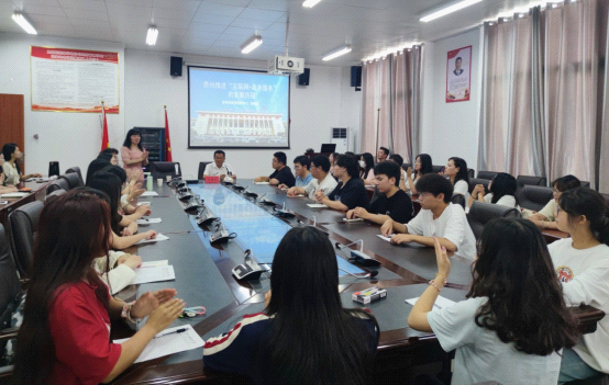 省政府政务服务中心李腾刚副主任到成人动漫
指导工作